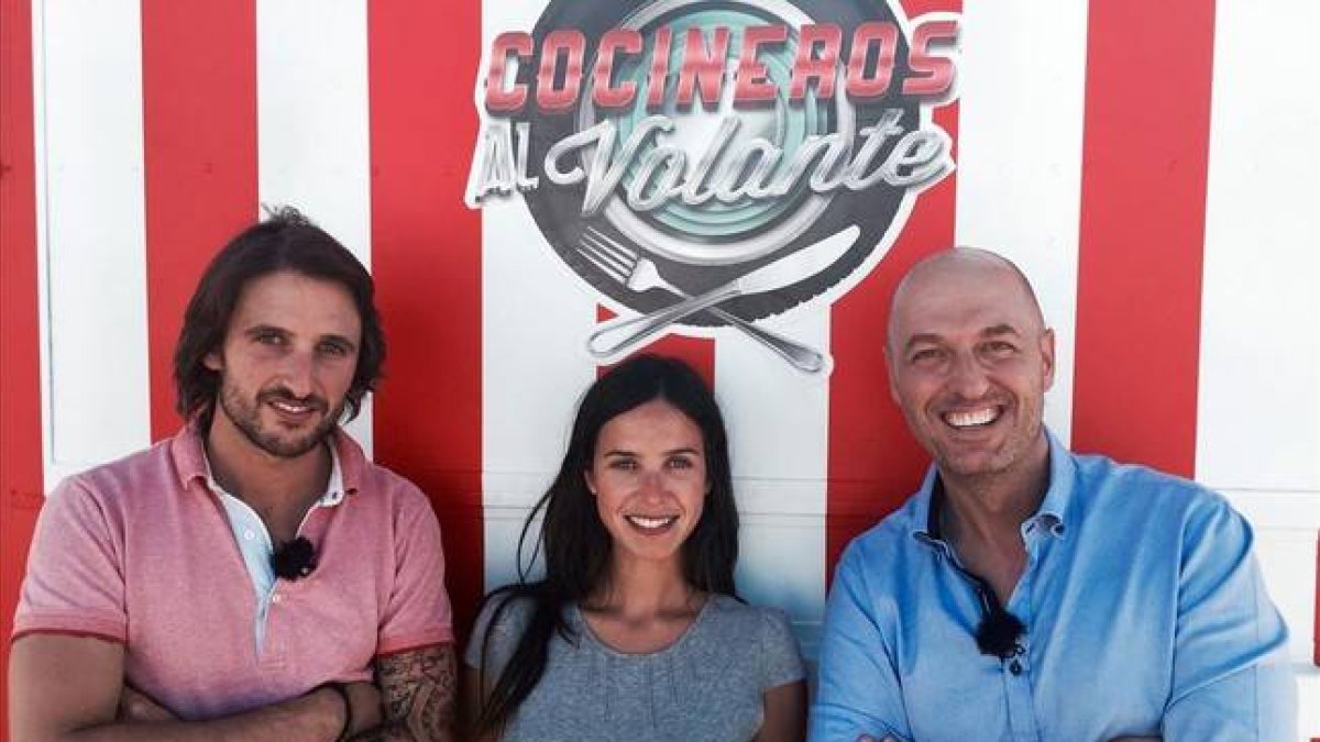 Paula Prendes, con los chefs Íñigo Pérez ‘Urrechu’ y Álex Alcántara.-Foto: TVE