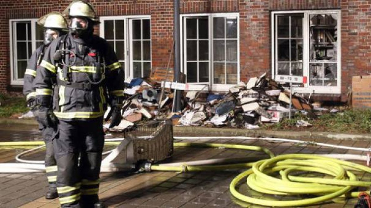 Equipos de bomberos en la sede del Hamburger Morgenpost esta madrugada.-Foto: BODO MARKS / EFE