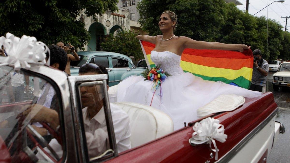 Activista LGTB pasea montada en un descapotable blanco por La Habana-AP
