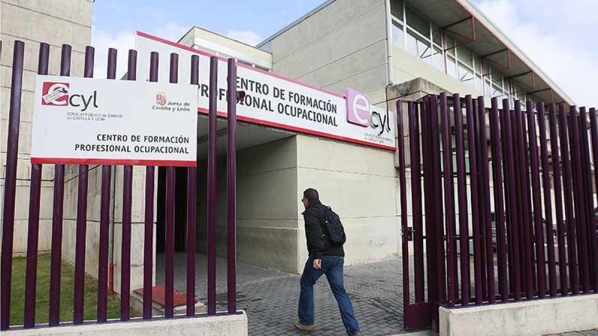 Un hombre accede al Centro de Formación Profesional Ocupacional del Ecyl en la capital burgalesa.-RAÚL G. OCHOA