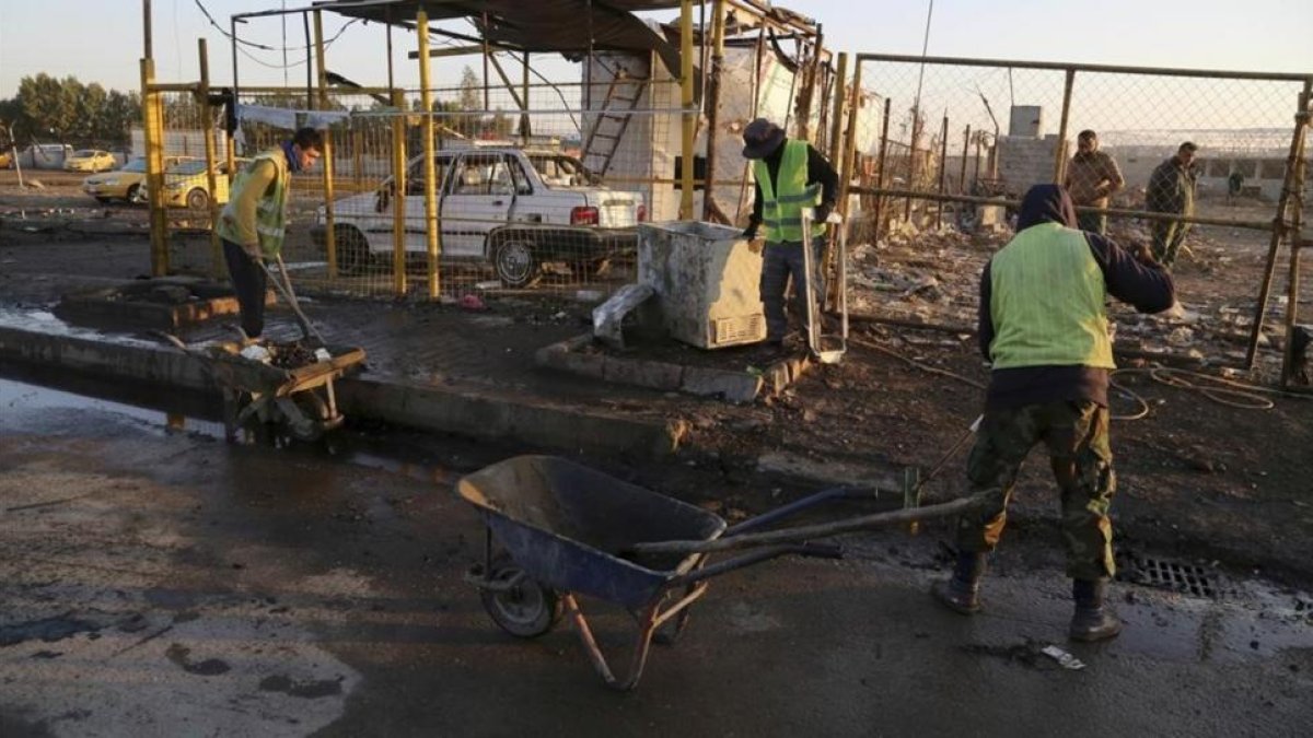 El lugar de la explosión del coche bomba, poco después.-KARIM KADIM