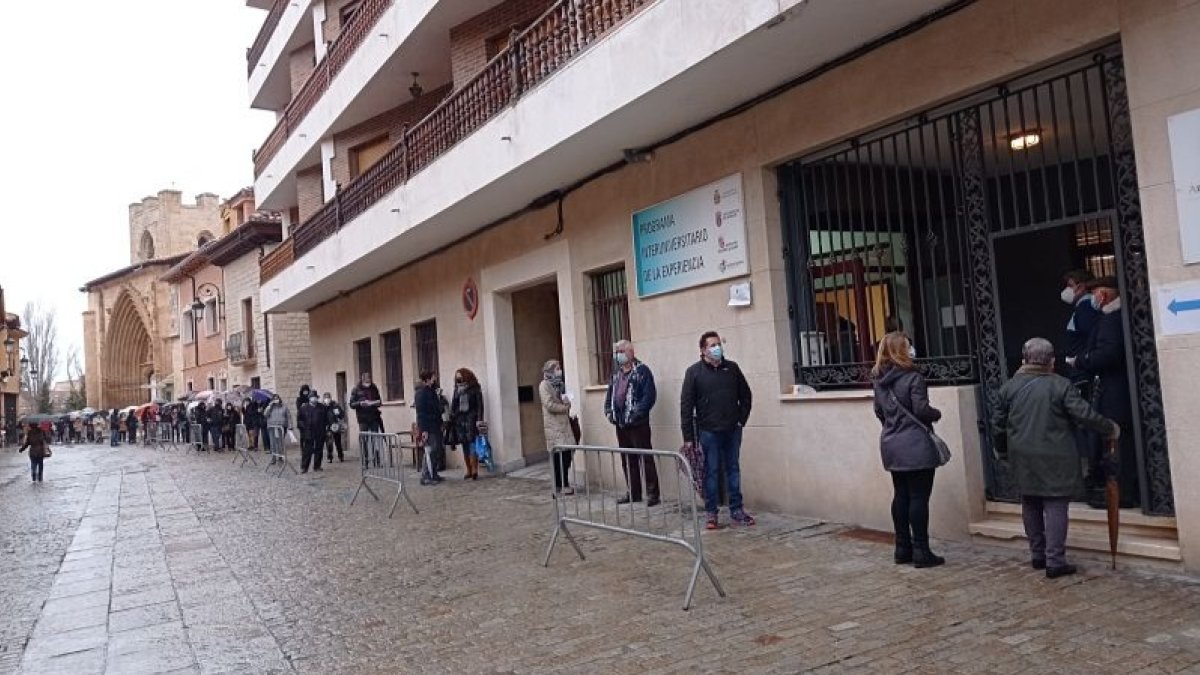 Largas colas para acudir a las pruebas en cuyo operativo trabajan cuatro equipos de atención Primaria. ECB