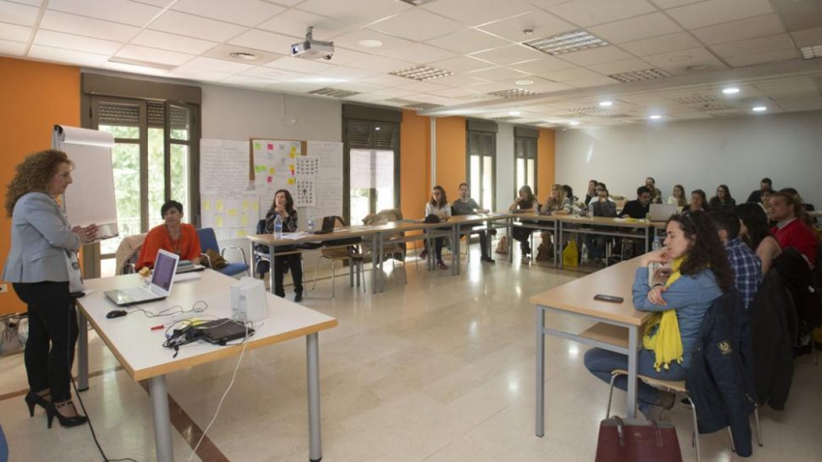 Varias personas participan en uno de los talleres que se desarrollaron el martes en el maratón previo al XV Foro de Empleo.-RAÚL G. OCHOA