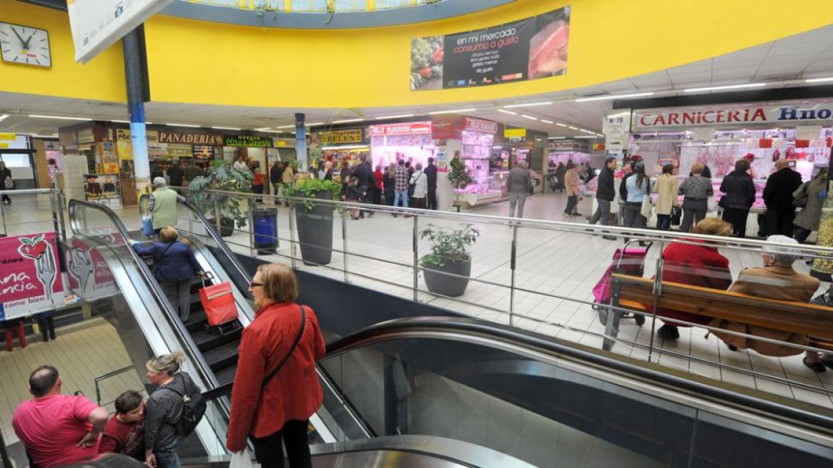 Imagen de la planta principal del Mercado Norte y de las escaleras mecánicas que llevan a la inferior.-ISRAEL L. MURILLO