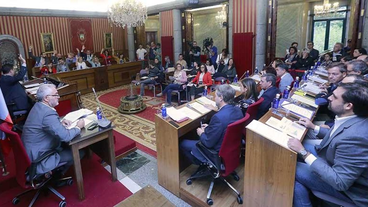 El pleno municipal de ayer en el Ayuntamiento de Burgos se caracterizó por la continua confrontación entre los grupos de izquierda y derecha.-RAÚL G. OCHOA