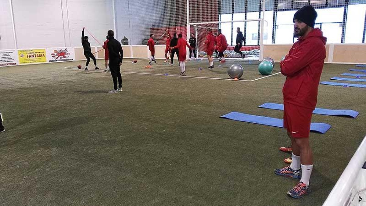 Chevi, durante el entrenamiento de ayer al margen del grupo.-