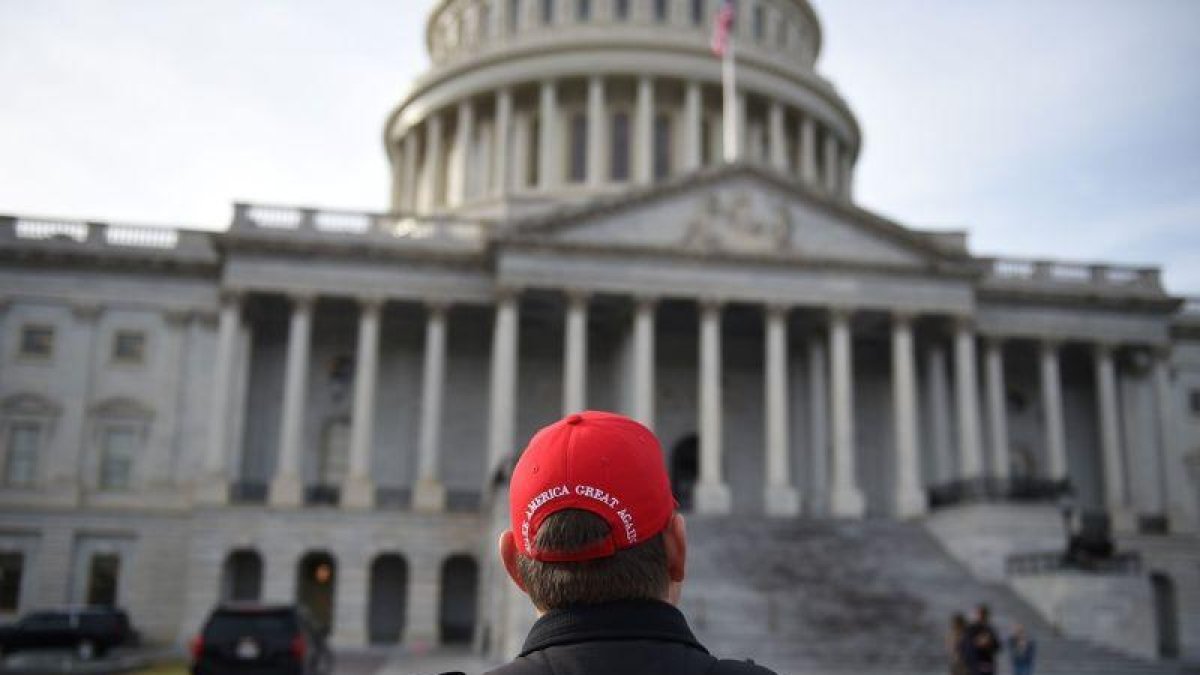 Un seguidor de Trump toma sitio ante el Capitolio.-ROBYN BECK / AFP