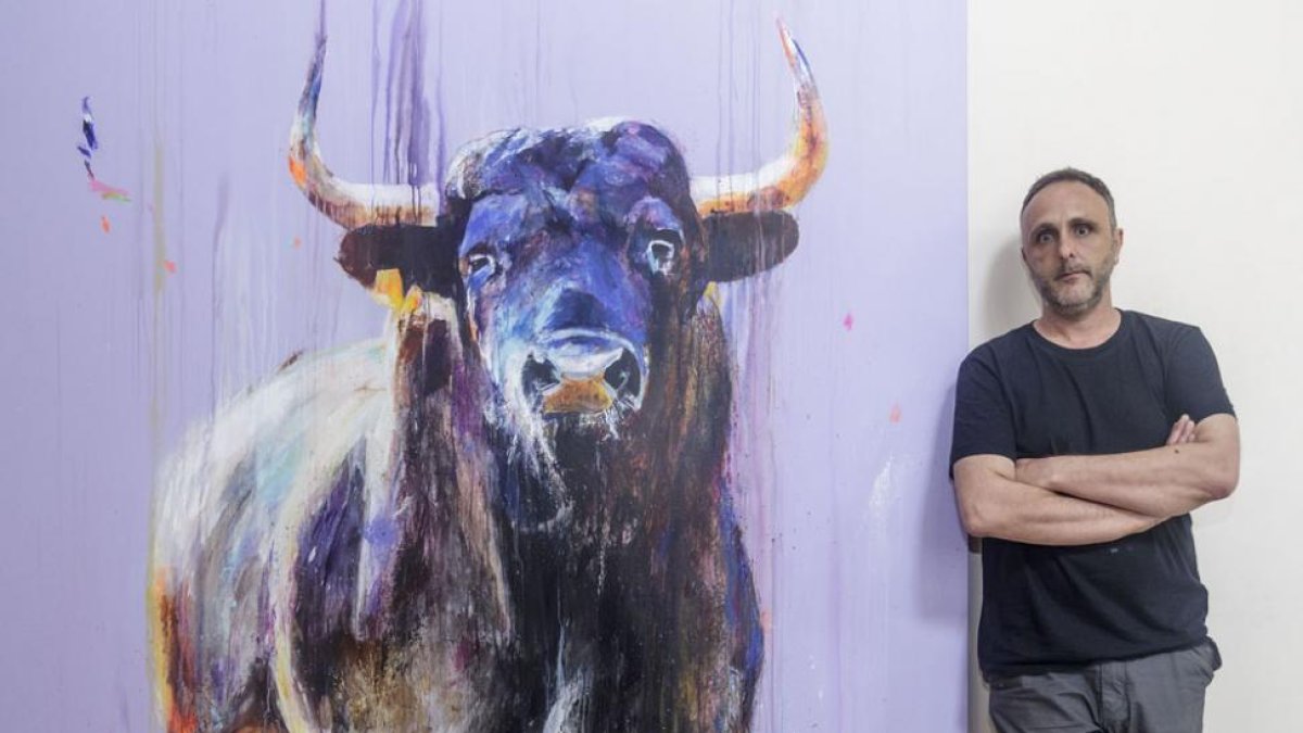 Fran Herreros posa junto a ‘Bacon’, una de las siete pinturas de gran formato (195x195 cm).-Santi Otero
