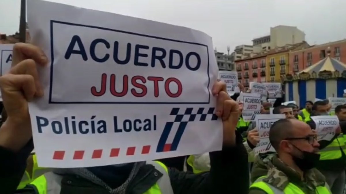 Concentración de policías locales de Burgos antes del pleno municipal. SANTI OTERO