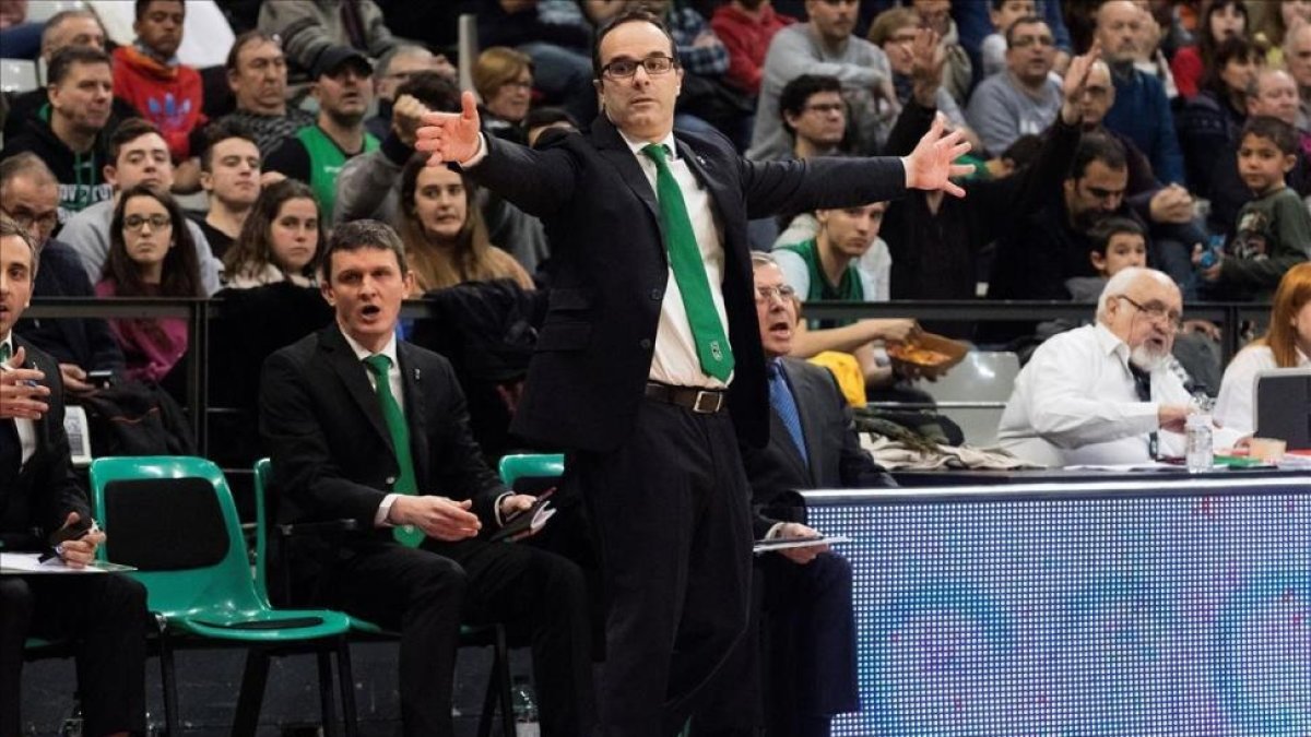 El técnico Diego Ocampo gesticula en su último partido ante el Estudiantes-EFE
