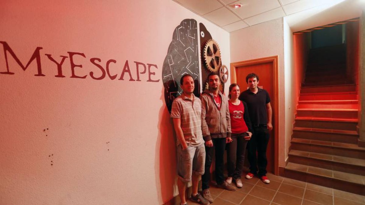 El equipo de Myescape posa en la entrada de las instalaciones.-RAÚL G. OCHOA