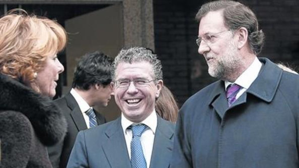 Esperanza Aguirre, Francisco Granados y Mariano Rajoy, en febrero del 2010, mucho antes de que el segundo fuese imputado por varios delitos.-DAVID CASTRO