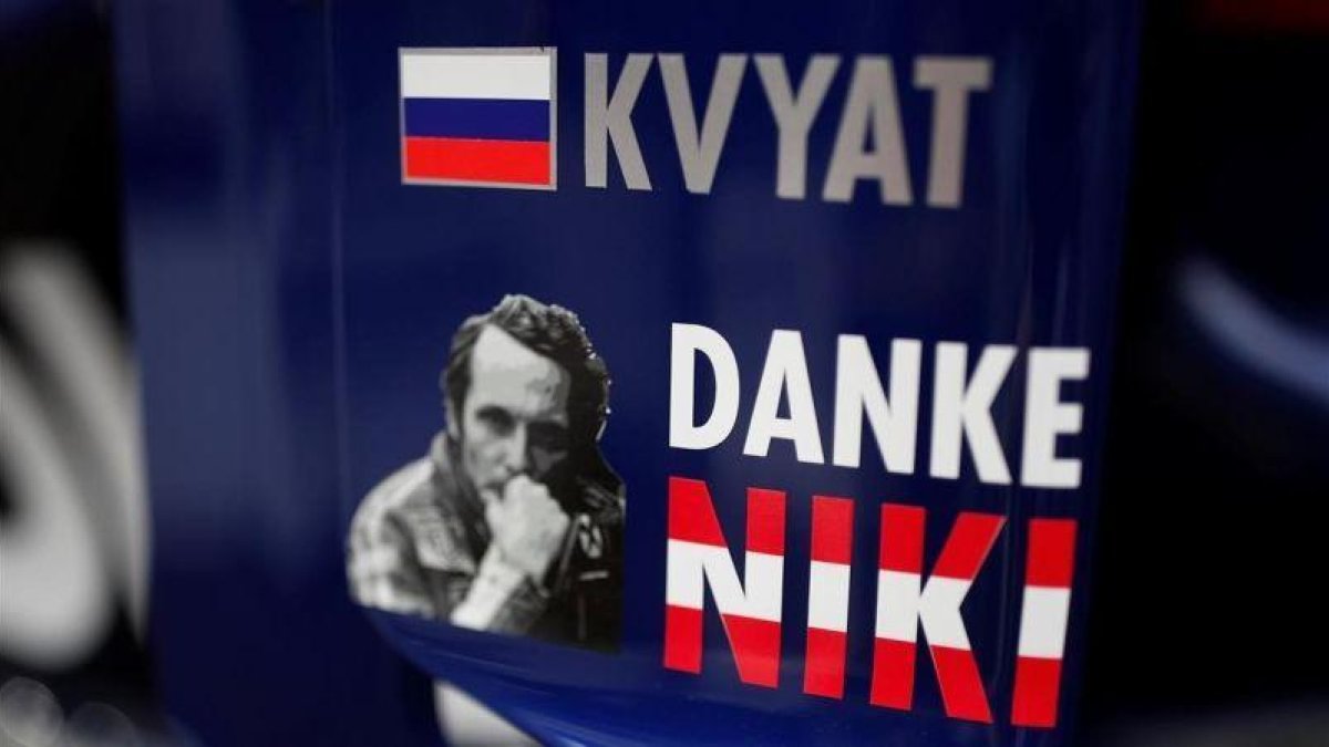 Mensaje en recuerdo de Lauda en el coche de Toro Rosso en Mónaco.-