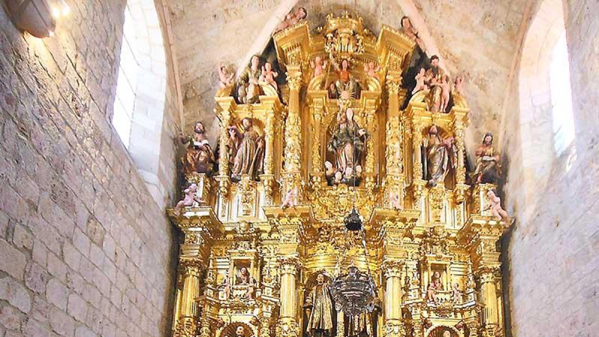 García Cirac (centro) comprobó de primera mano el estado del retablo.-G.G.