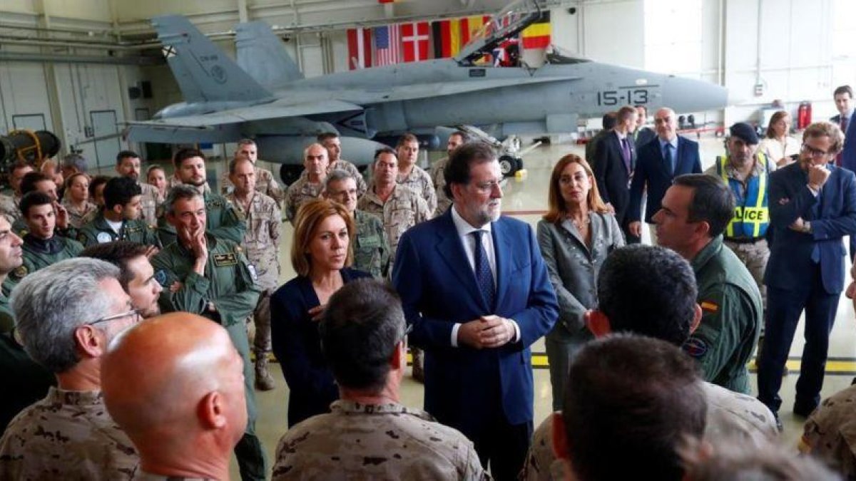 Rajoy y Cospedal con tropas españolas en la base de Amani.-REUTERS/INTS KALNINS