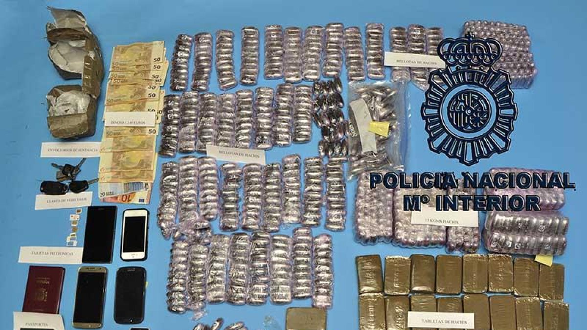 Material incautado por la Policía a los tres detenidos.-ECB
