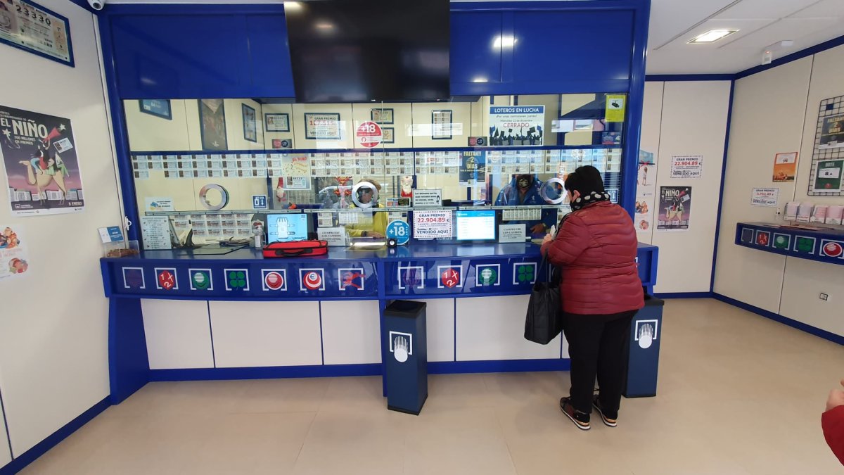 Una mujer compra lotería en la administración número 3 de Aranda. L.V.L.