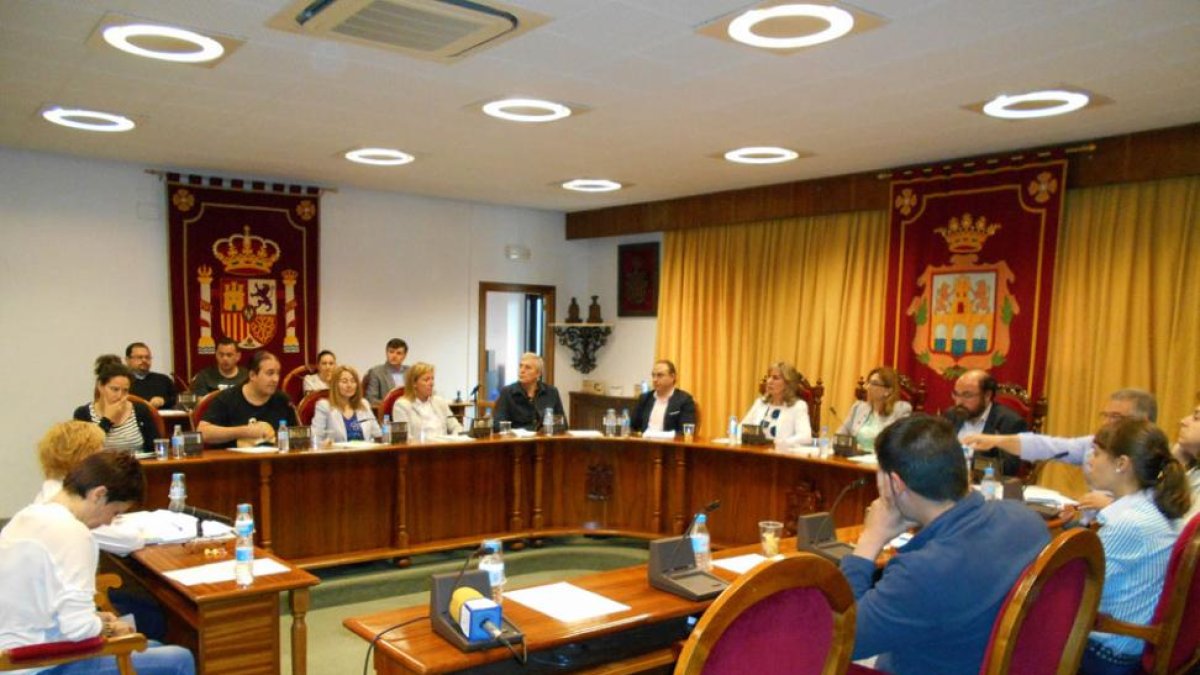 Los concejales delAyuntamiento de Aranda durante la votación de los remanentes.-L.V.