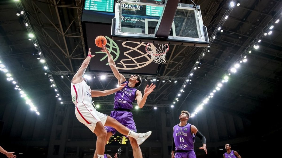 Kravic tapona a Pappas en el partido de los cuartos de final de Basketball Champions League disputado en Atenas. FIBA