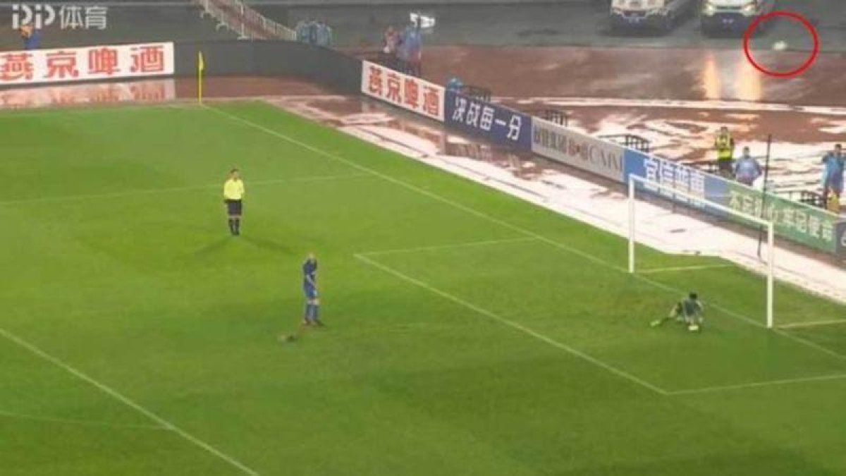Paletta manda el balón desde los once metro a las nubes en la Copa China.-TWITTER