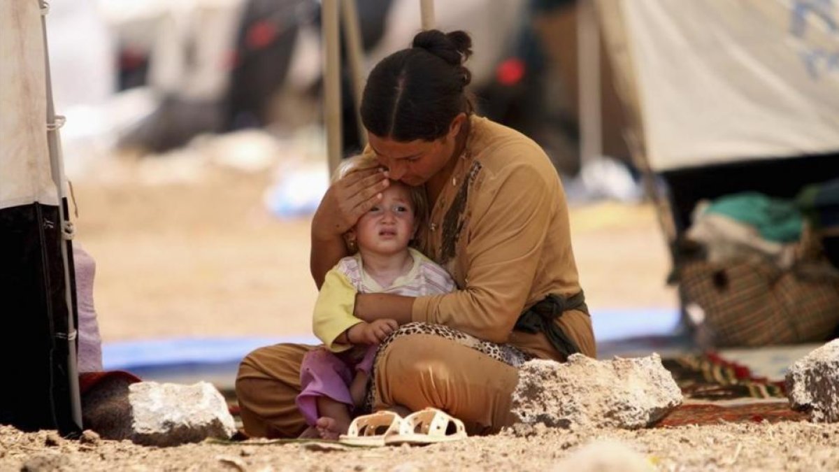 Una mujer yazidí refugiada que había huido de Sinjar con su hijo, en agosto del 2014.-STRINGER