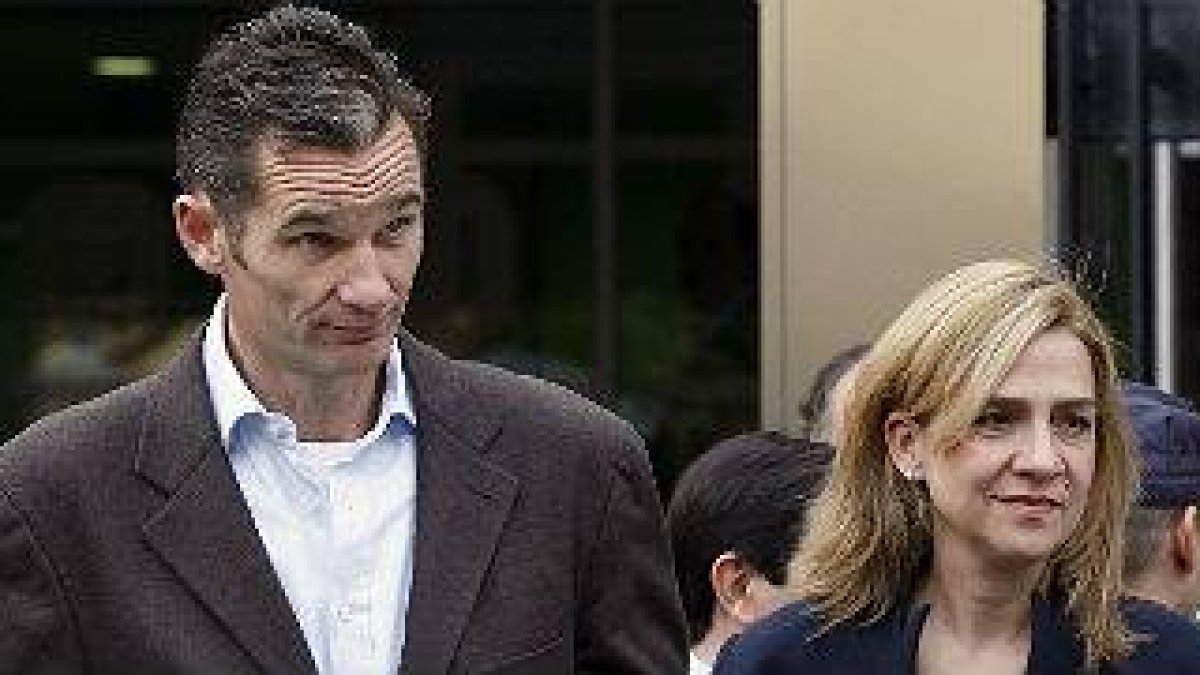 La infanta Cristina e Iñaki Urdangarin salen del hospital Quirón San José tras visitar al rey Juan Carlos, en noviembre del 2012.-Foto:   EFE / SERGIO BARRENECHEA