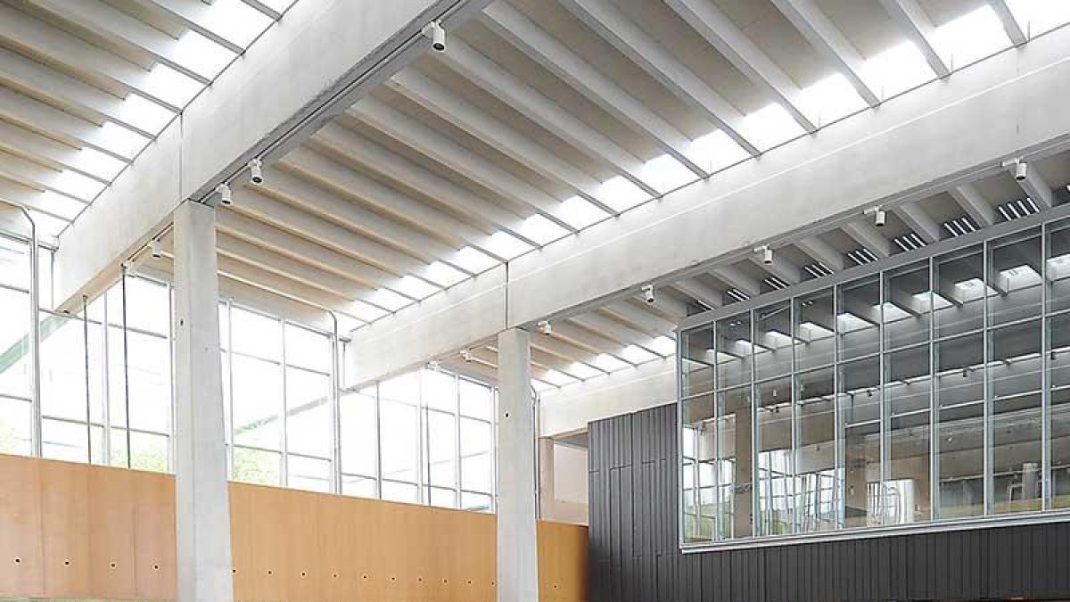 Varias personas caminan por el vestíbulo del nuevo hospital de Burgos.-R. OCHOA