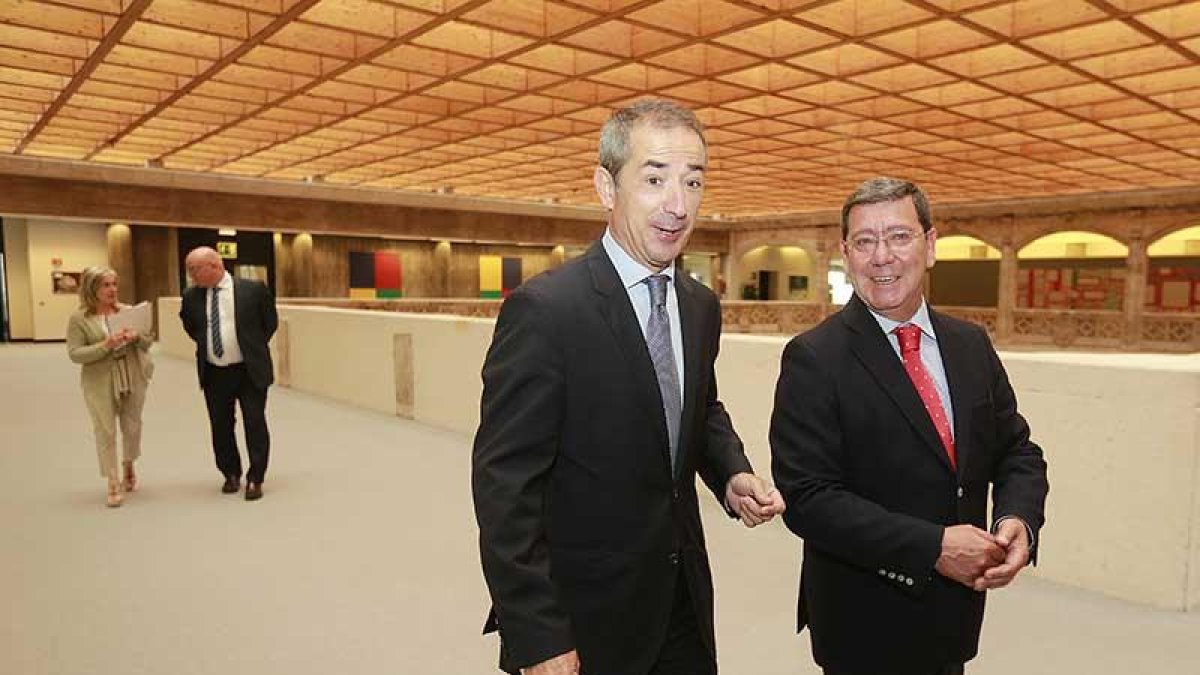 El director territorial de CaixaBank y el presidente de la Diputación antes de la firma.-RAÚL G. OCHOA