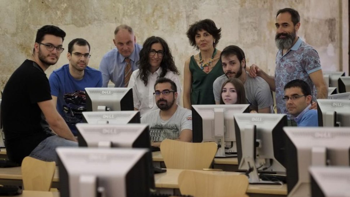Investigadores de la Universidad Pontificia de Salamanca con el decano de la Facultad de Informática, Alfonso José López.-ENRIQUE CARRASCAL