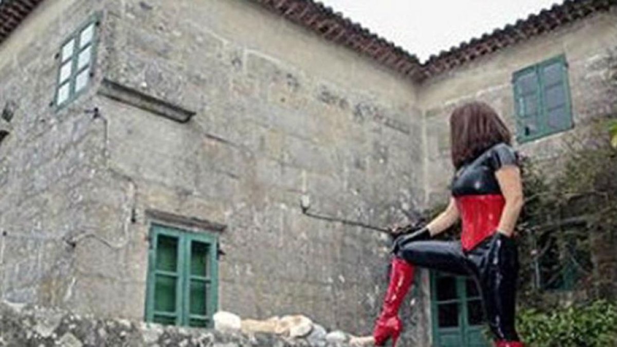 Imagen con la que Ama Lara promocionaba su prostíbulo a través del móvil de su hijo.-/ EL PERIÓDICO