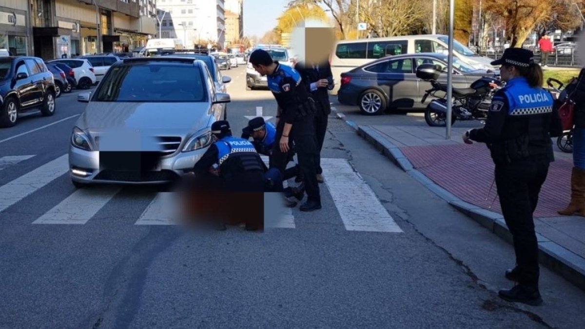 Imagen del atropello en Reyes Católicos. POLICÍA LOCAL