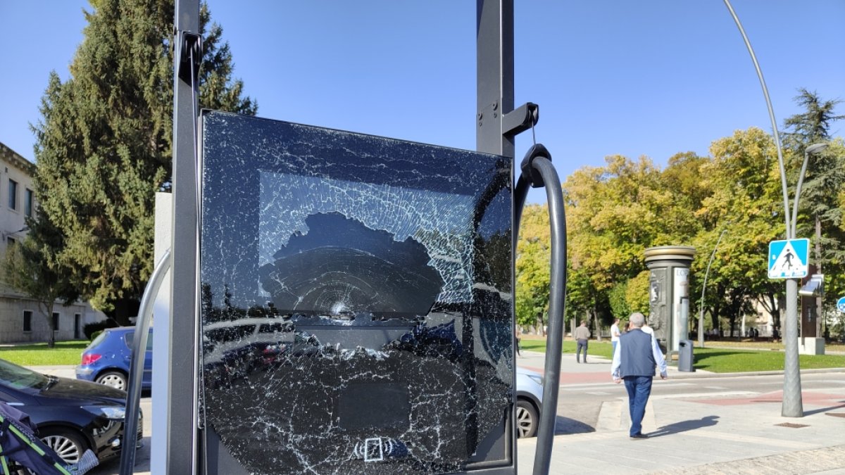 Cargador vandalizado en la plaza Santa Teresa. ECB