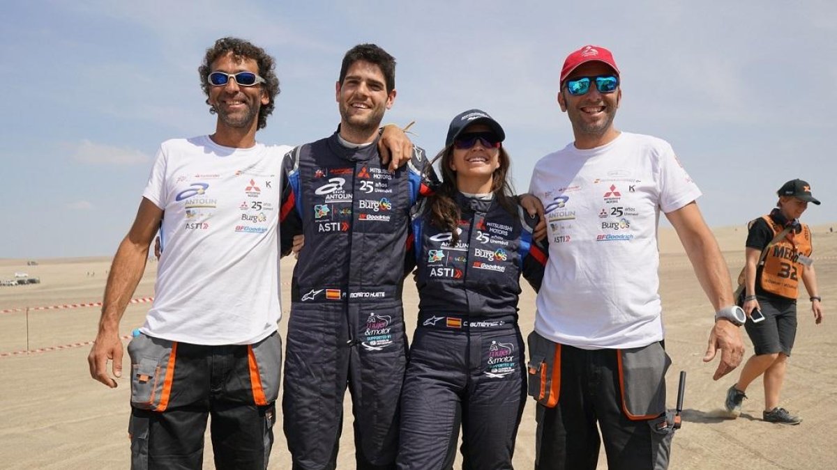 Gutiérrez celebra con su equipo el papel realizado en el Dakar-DEPARTAMENTO DE PRENSA DE CRISTINA GUTIÉRREZ