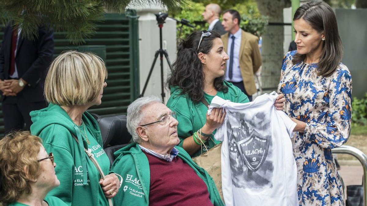 La Reina recibe de la mano de la comunidad de la ELA una camiseta conmemorativa.-ISRAEL L. MURILLO