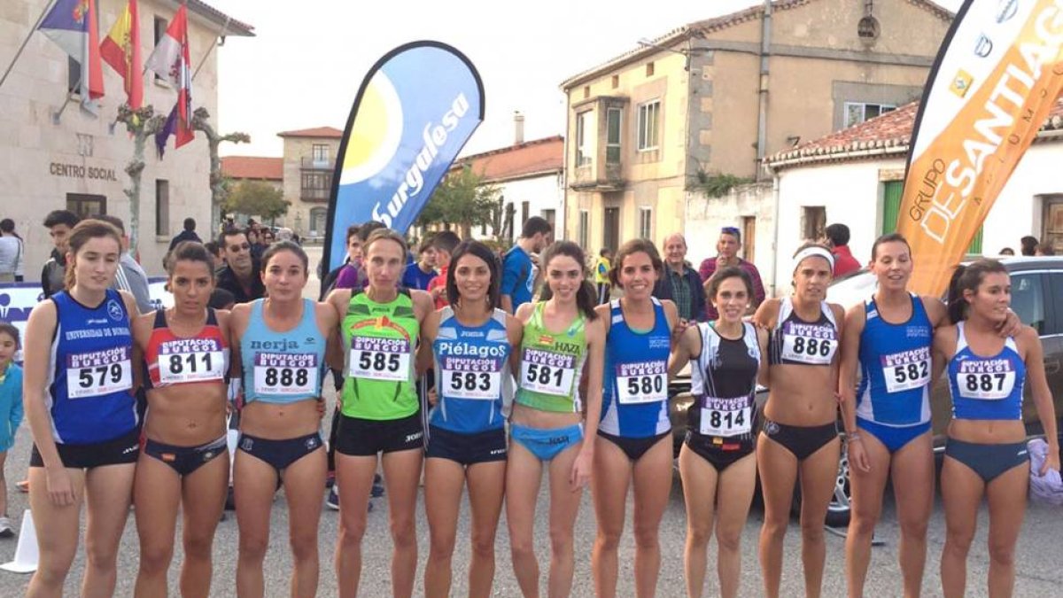 Imagen de las participantes de la prueba elite femenina con Celia Antón con el dorsal 581.-