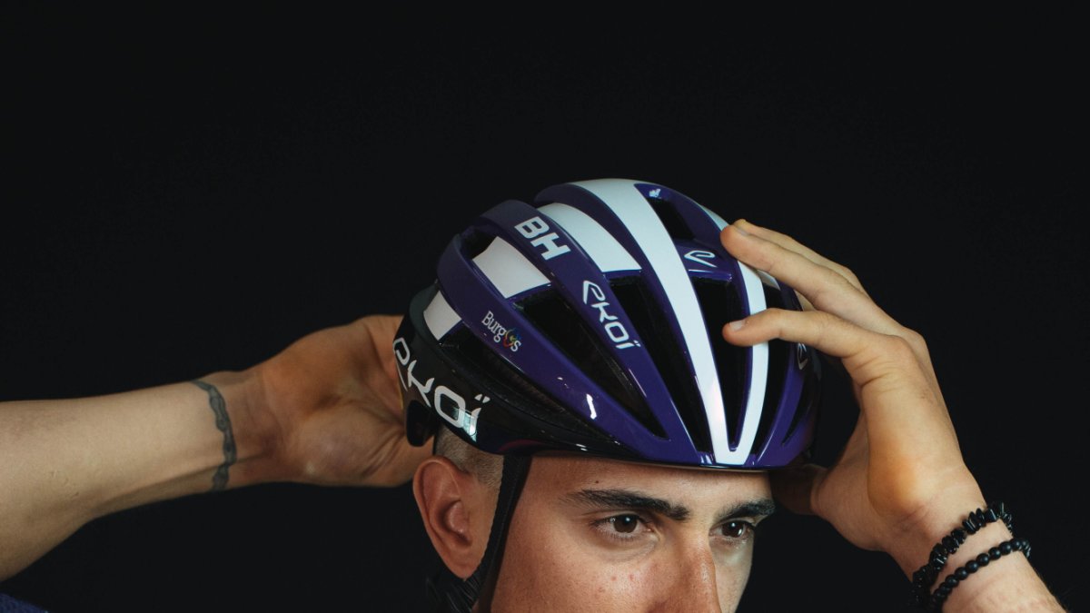 Iago Urrutia posa con el nuevo maillot de la escuadra morada. FOTO: BURGOS BH