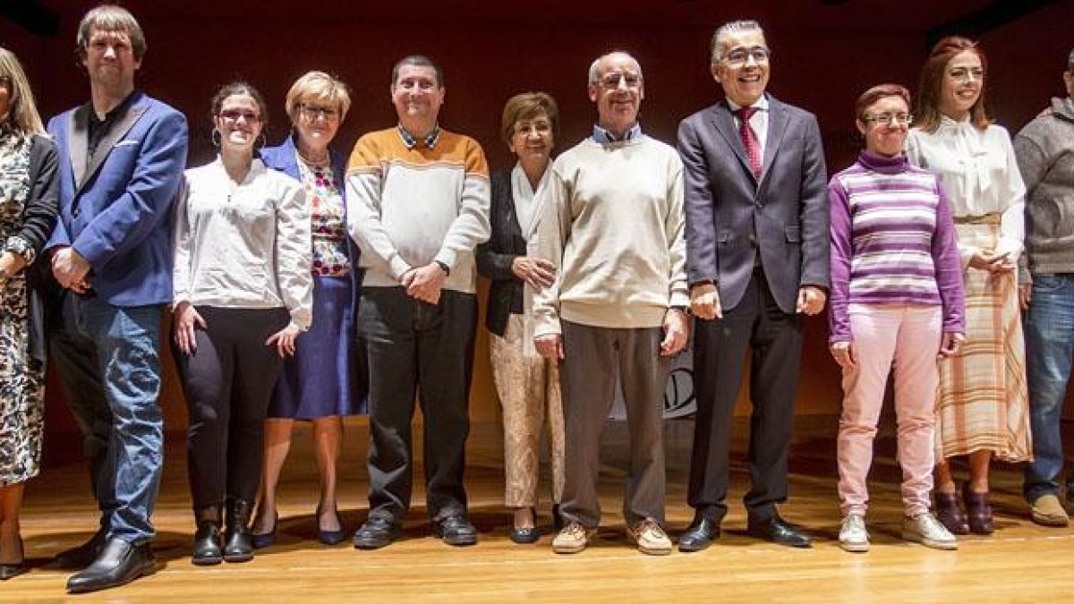 Roberto Saiz acompañado de la actual directora del centro, la presidenta de Apacid y usuarios del centro.-SANTI OTERO