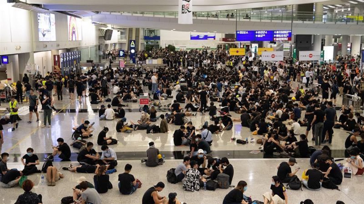 El aeropuerto de Hong Kong, este lunes.-EFE / EPA / LAUREL CHOR