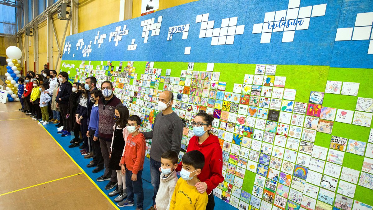 El mural está compuesto por 900 piezas cada una con su contribución por la igualdad. TOMÁS ALONSO