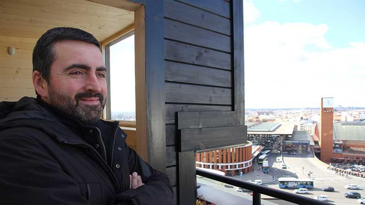 El autor de este trabajo premiado posa ante la sauna del hotel y sus privilegiadas vistas.-HOTEL ONLY YOU