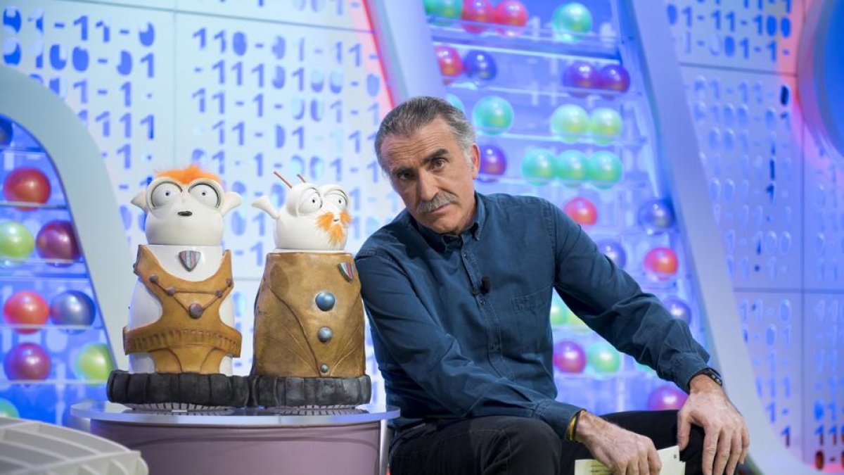 Juan y Medio, con Tikis y Mikis, los muñecos del programa de TVE-1 'Poder canijo'.-