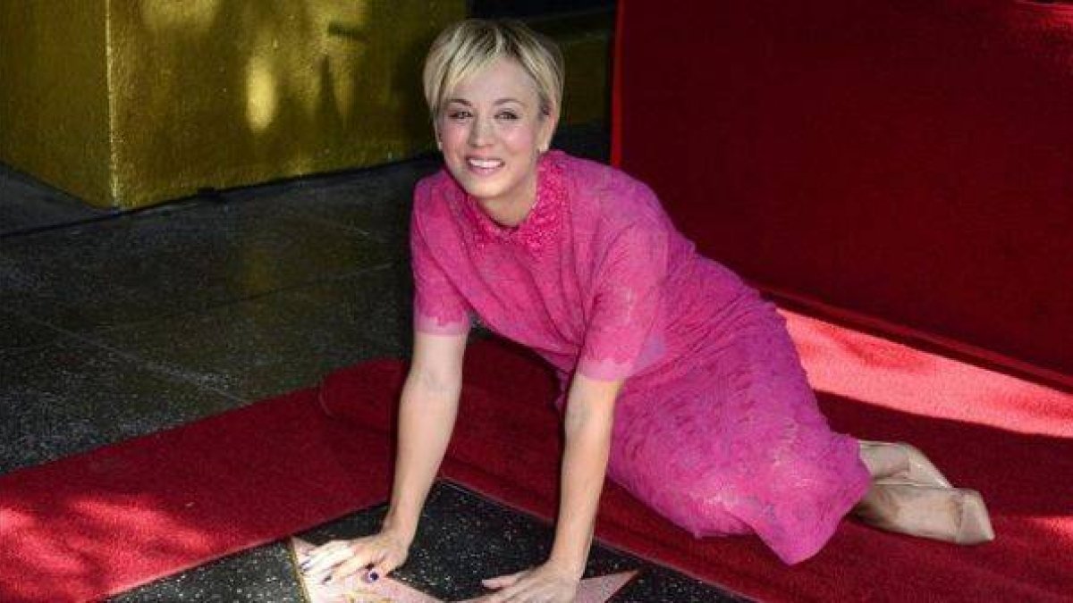 Kaley Cuoco, con su estrella.-Foto: EFE / MICHAEL NELSON