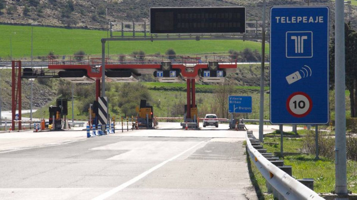 Puesto de peaje en La Bureba con dirección al País Vasco y Burgos.-G.G.