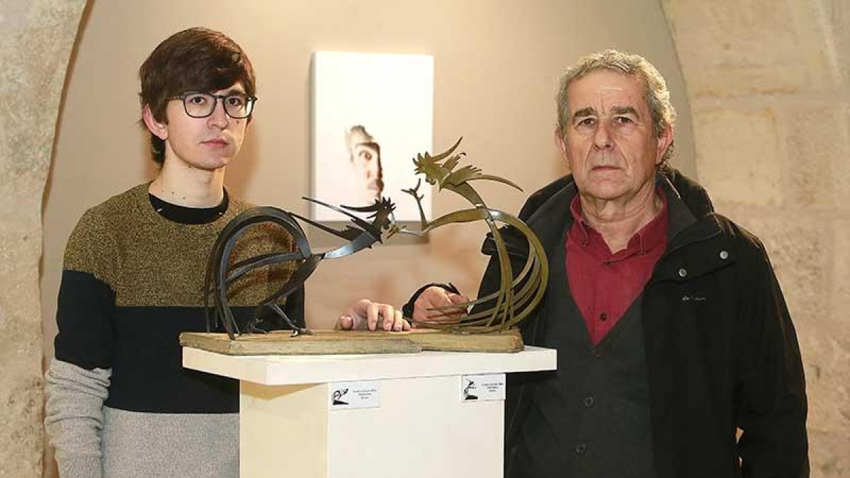 Íñigo (i,) y Teodoro, junto a una de las esculturas del padre y uno de los dibujos del hijo.-Raúl Ochoa