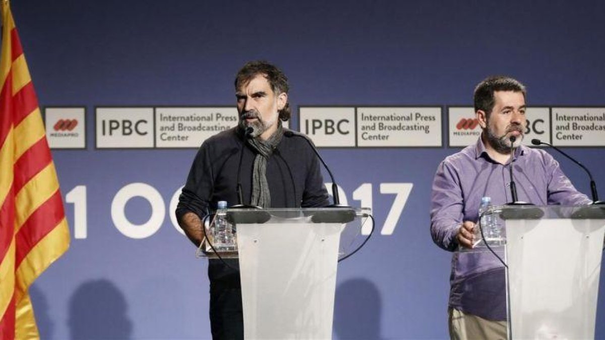 El presidente de Òmnium Cultura, Jordi Cuixart, y el de la ANC, Jordi Sànchez, durante la rueda de prensa celebrada este sábado.-ANDREU DALMAU/EFE