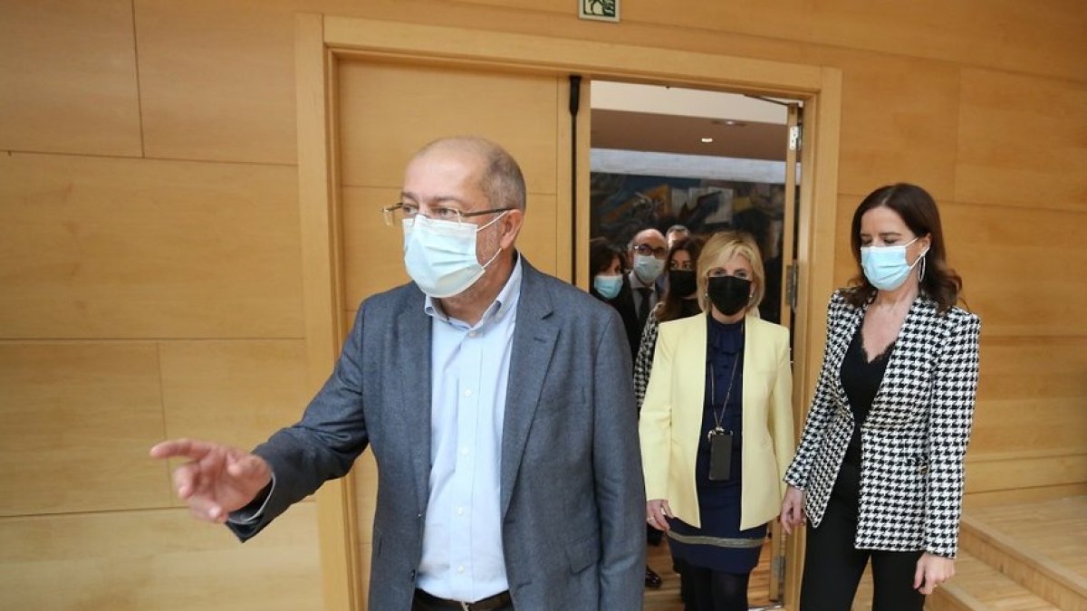 Francisco Igea, junto a las exconsejeras de Empleo, Sanidad y el exconsejero de Cultura.- ICAL