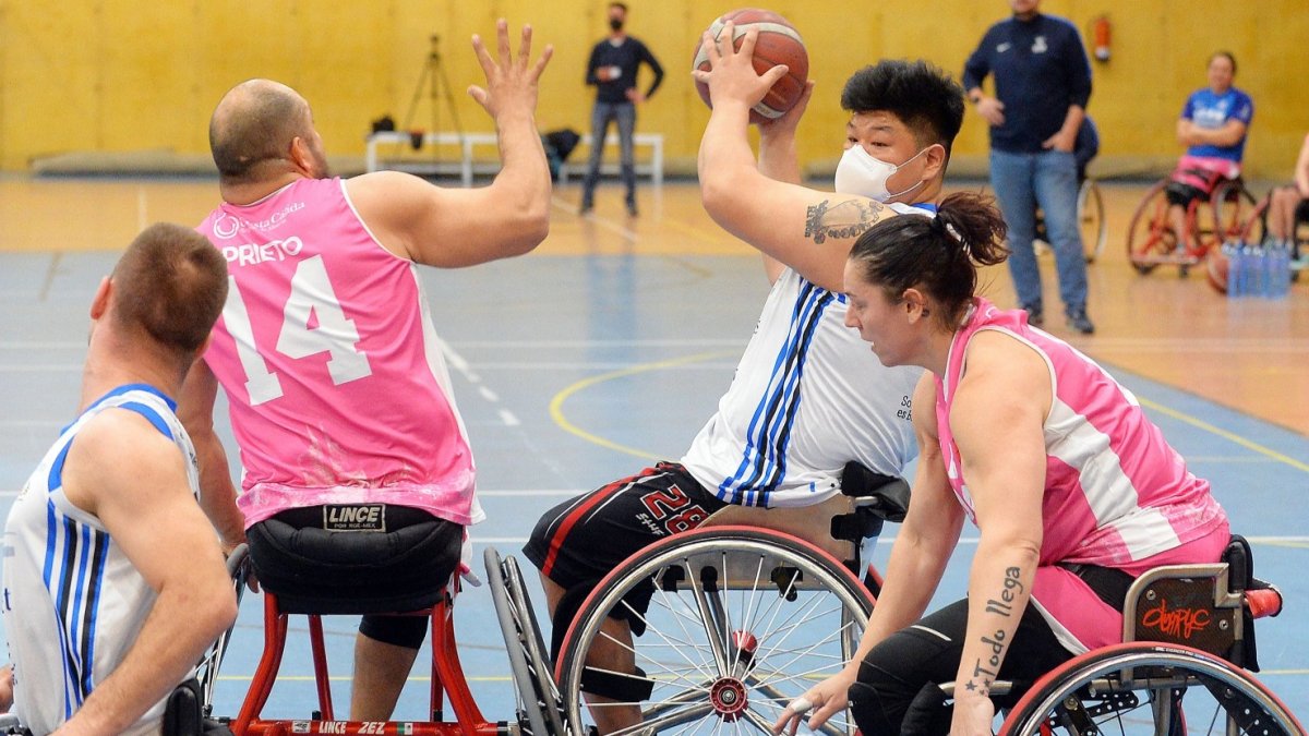 El coreano Gim busca línea de pase durante un partido. SANTI OTERO
