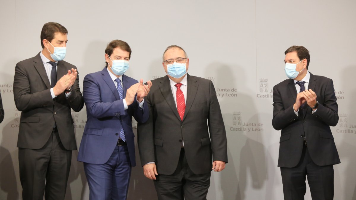Investidura de Alejandro Vázquez, junto a Alfonso Fernández Mañueco y arropado por el resto de consejeros de la Junta.- ICAL