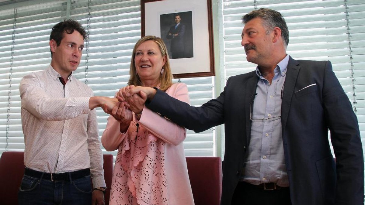 La consejera de Economía y Hacienda, Pilar del Olmo (C), firma el Plan de Dinamización de las Comarcas Mineras con la asociación de municipios mineros ACOM; en la imagen, con los vocales Mario Rivas (I) y Ángel Calvo (D).-ICAL