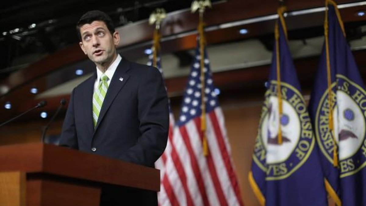 El portavoz de la Cámara de Representantes, el republicano Paul Ryan, atiende a la prensa tras la aprobación del proyecto de ley sobre los refugiados.-AFP / CHIP SOMODEVILLA